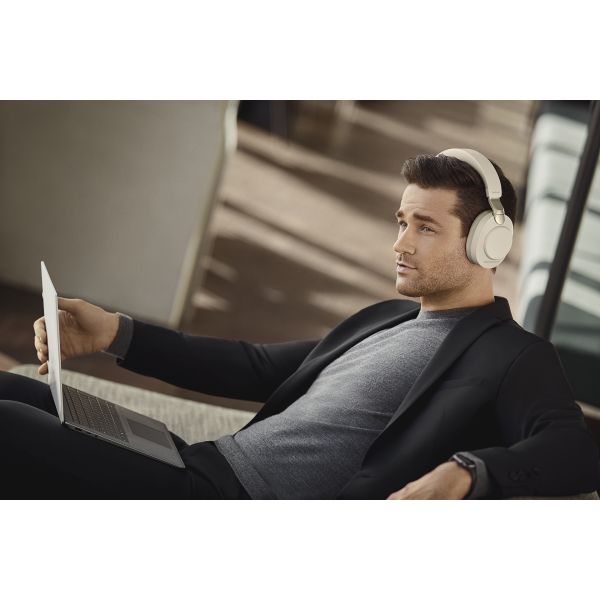 JABRA EVOLVE2 85 beige lifestyle